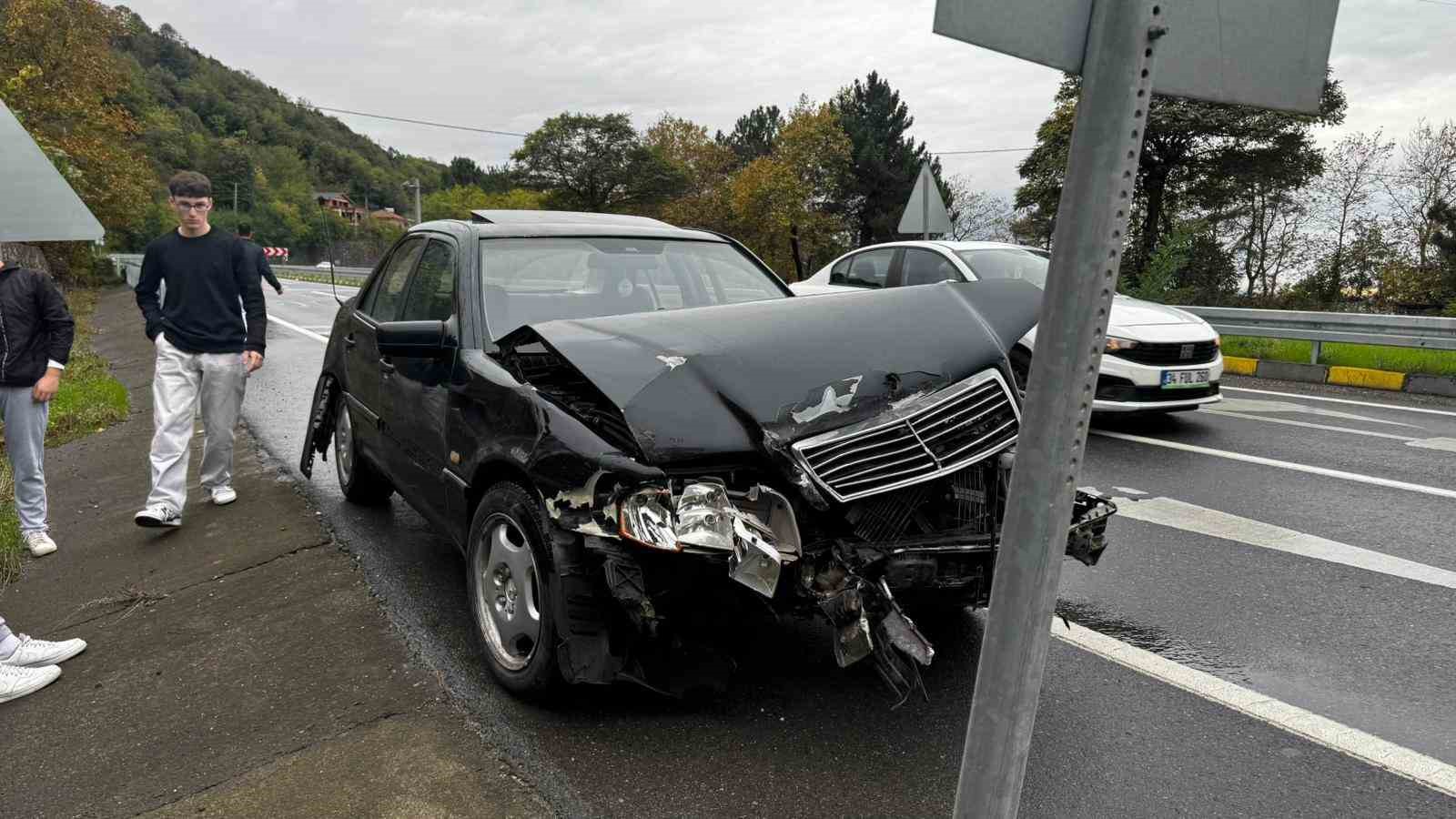 kontrolden-cikan-otomobil-bariyere-carparak-durabildi