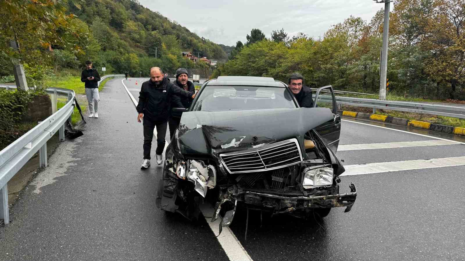 kontrolden-cikan-otomobil-bariyere-carparak-durabildi