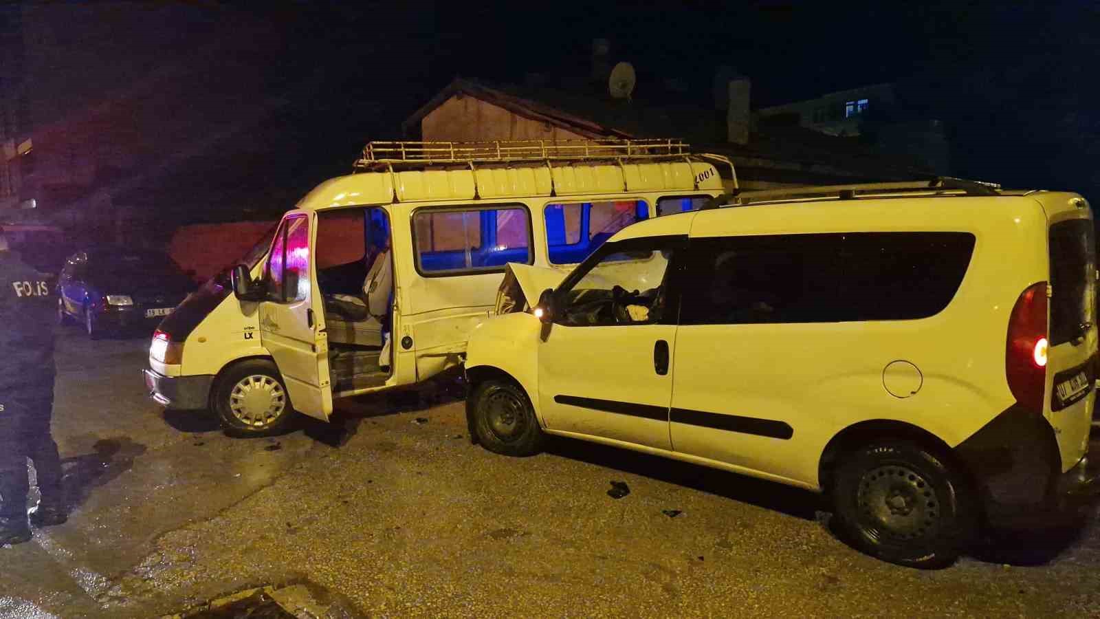 minibusle-hafif-ticari-aracin-carpistigi-kaza-kamerada