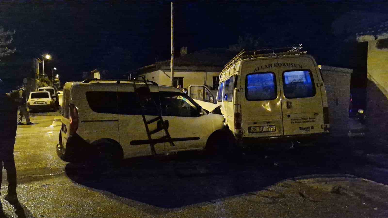 minibusle-hafif-ticari-aracin-carpistigi-kaza-kamerada