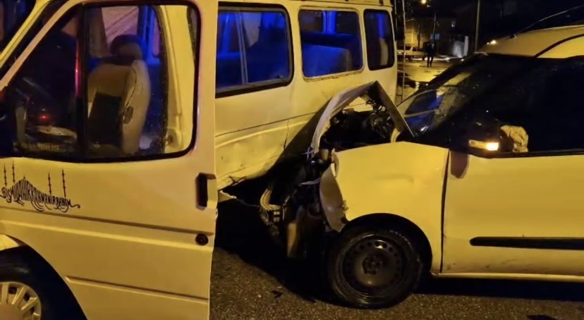 minibusle-hafif-ticari-aracin-carpistigi-kaza-kamerada