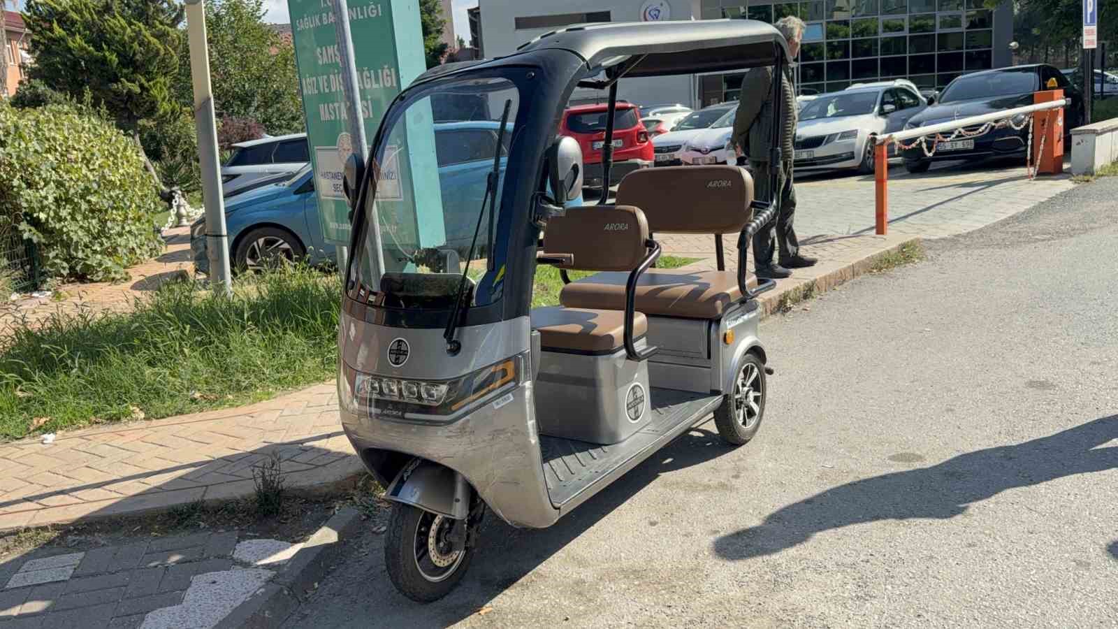 motorlu-bisiklet-yayaya-yol-veren-otomobile-carpti-1-yarali