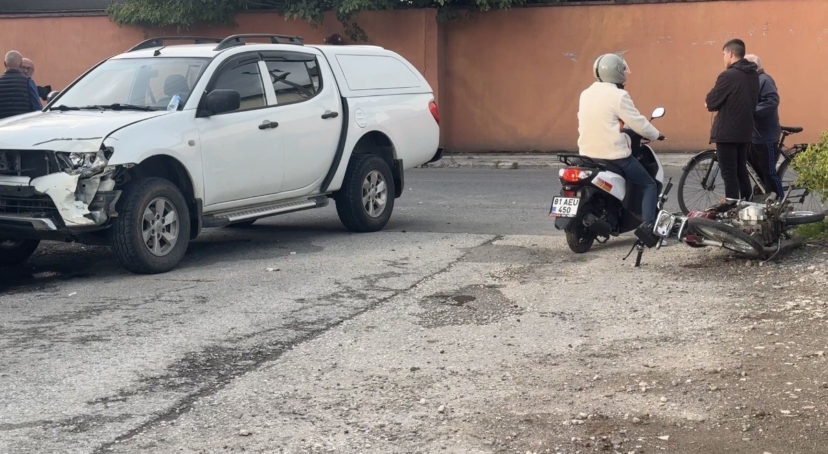 motosiklet-kamyonete-carpti-2-agir-yarali