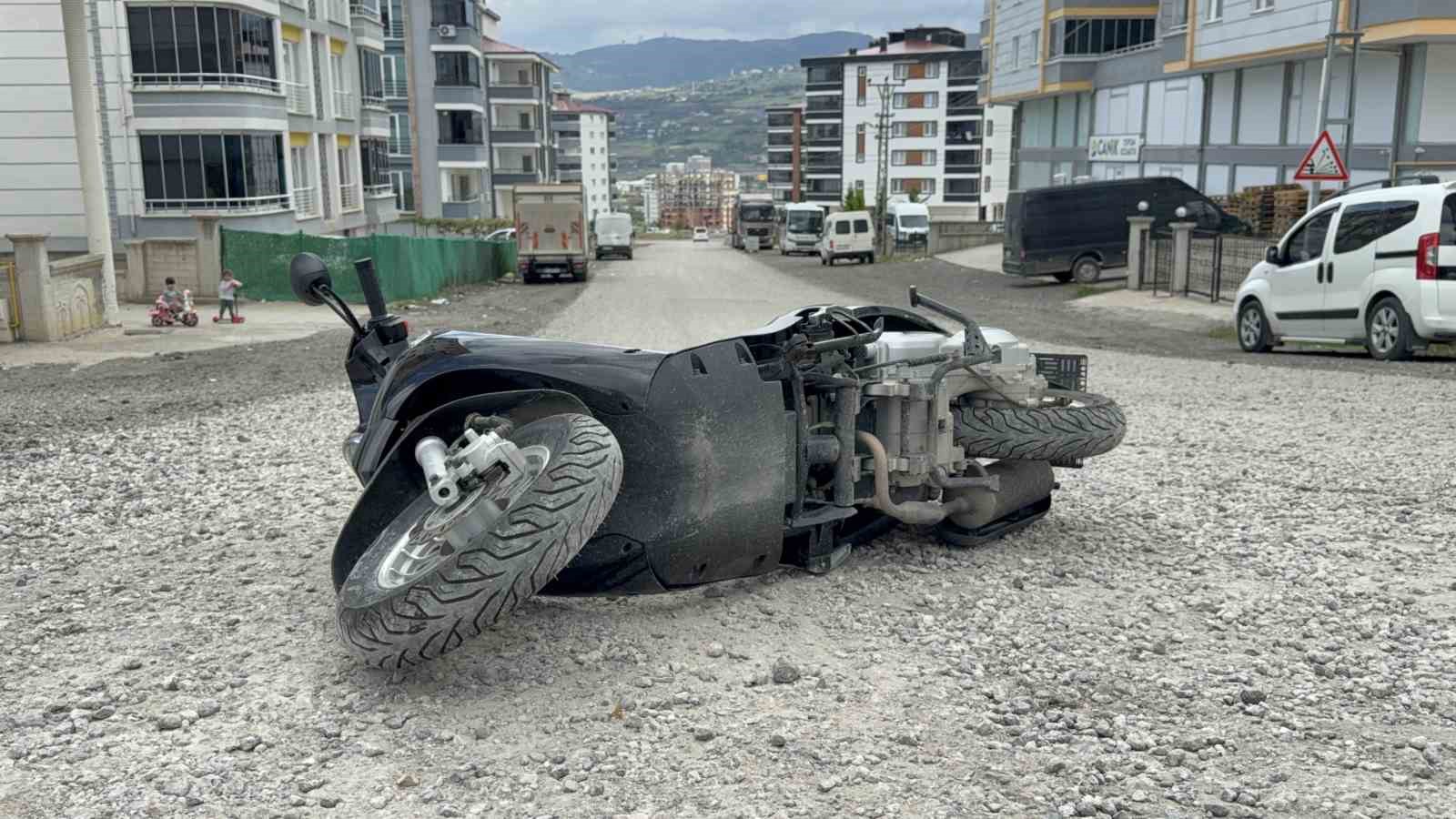 motosiklet-mucurlu-yolda-devrildi-kaza-ani-kamerada