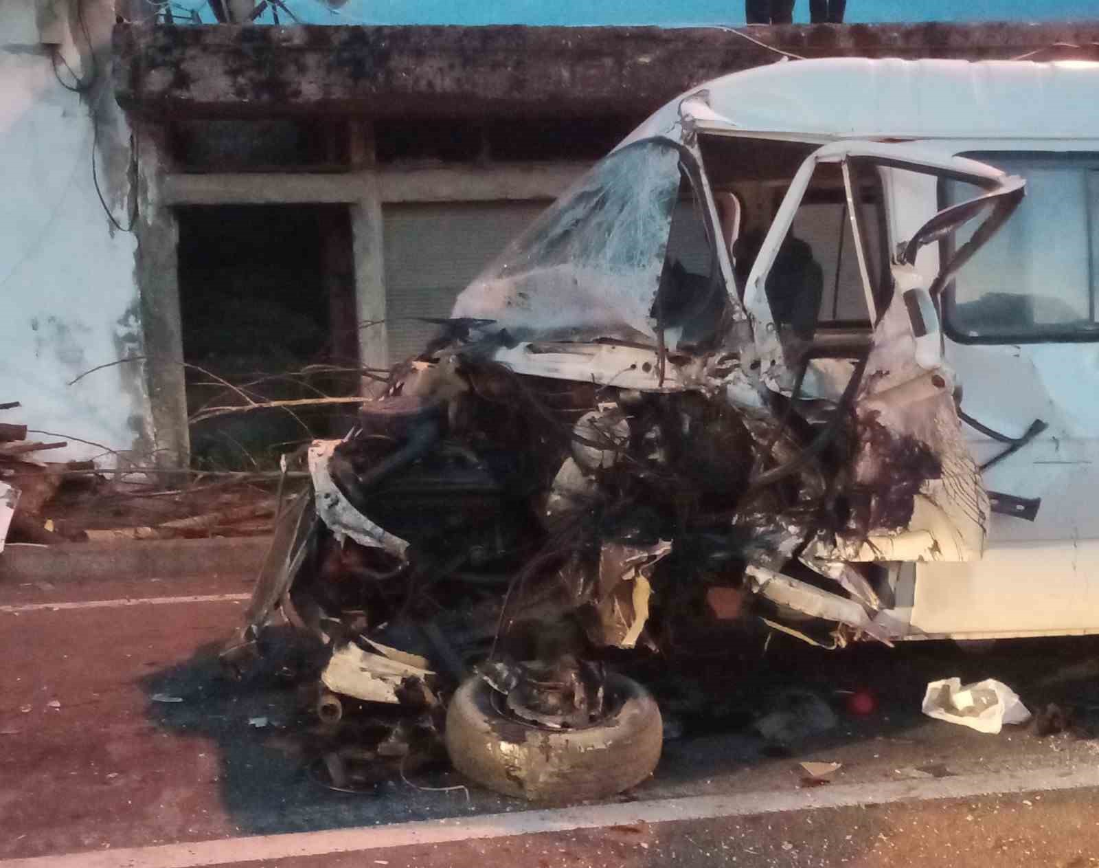 orduda-cekici-kamyonet-ile-minibus-kafa-kafaya-carpisti-3-yarali
