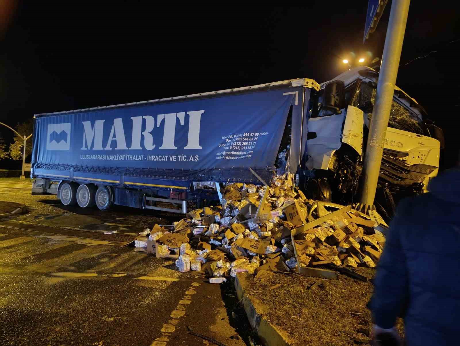 orduda-sut-yuklu-tir-ve-otomobil-carpisti-2-yarali