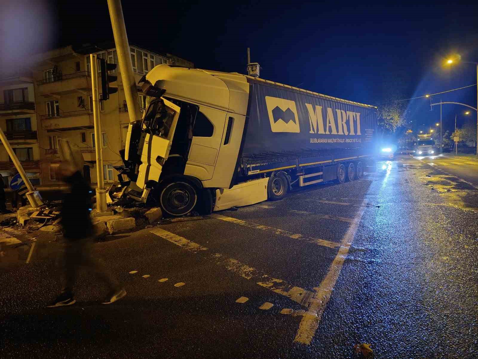 orduda-sut-yuklu-tir-ve-otomobil-carpisti-2-yarali