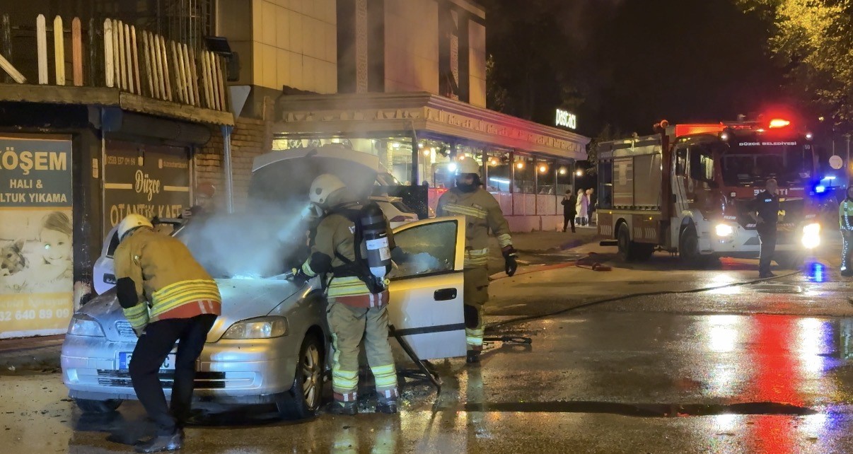 otomobil-alev-alev-yanarak-kule-dondu