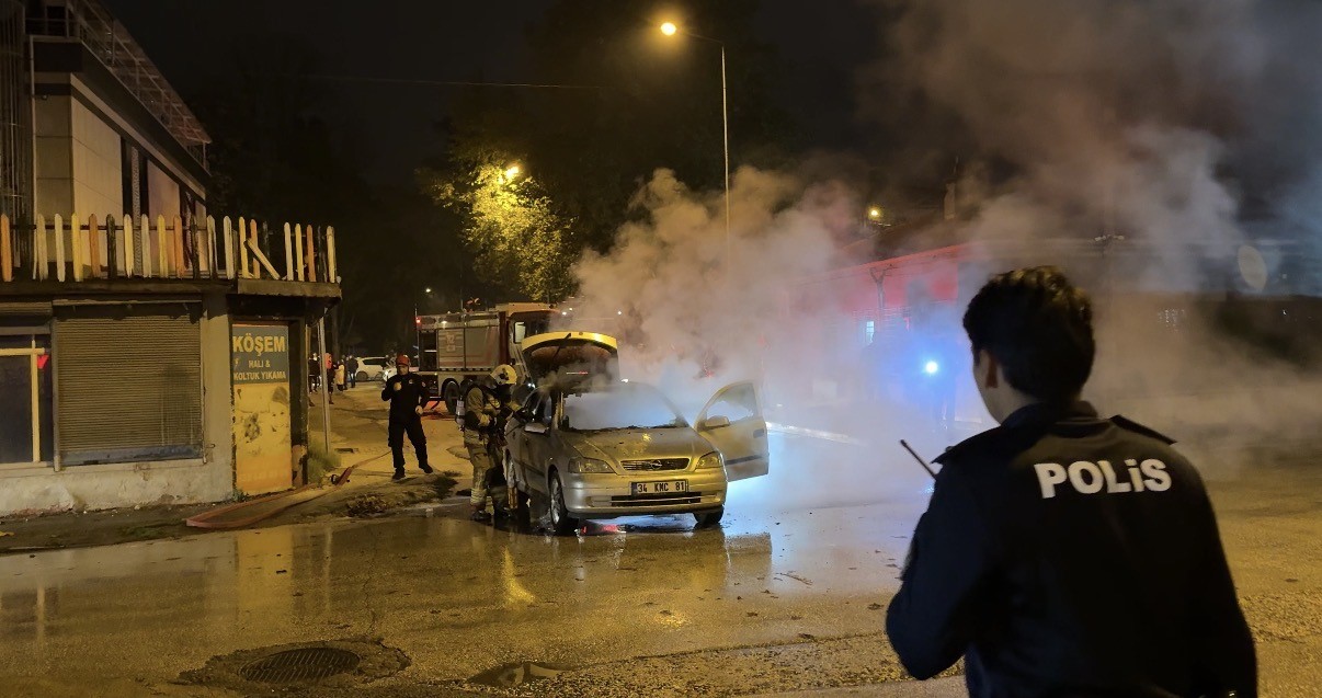 otomobil-alev-alev-yanarak-kule-dondu