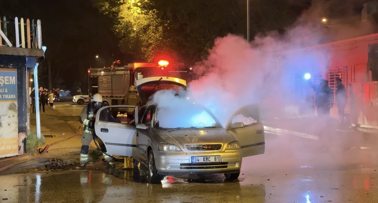 otomobil-alev-alev-yanarak-kule-dondu