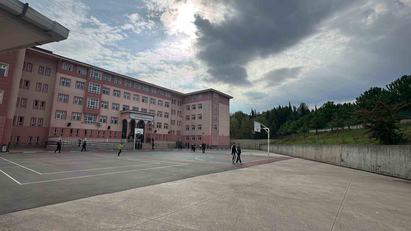 ozel-egitim-ogrencisi-okulda-arkadasini-makasla-yaraladi