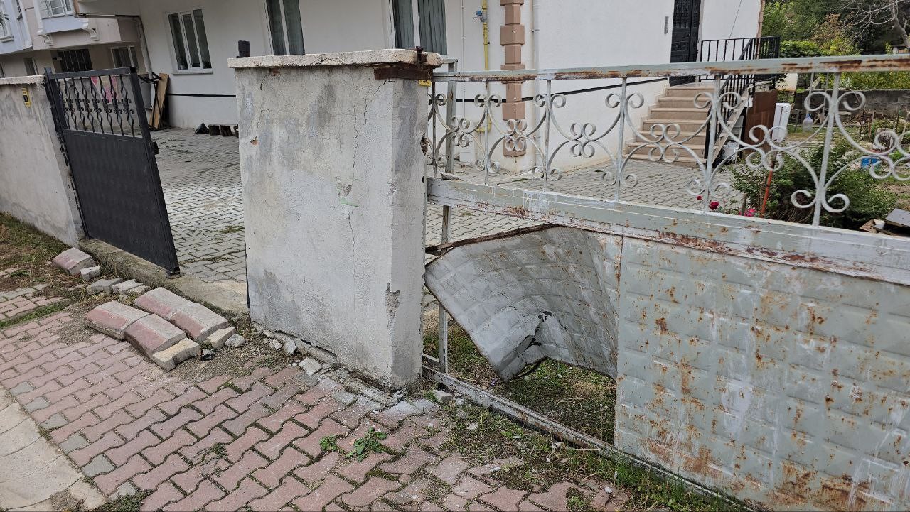 park-edilen-romorklar-hareketlenip-duvara-carpti