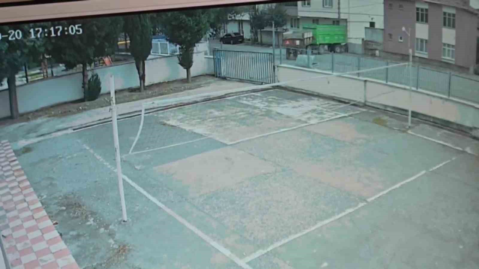 park-edilen-romorklar-hareketlenip-duvara-carpti