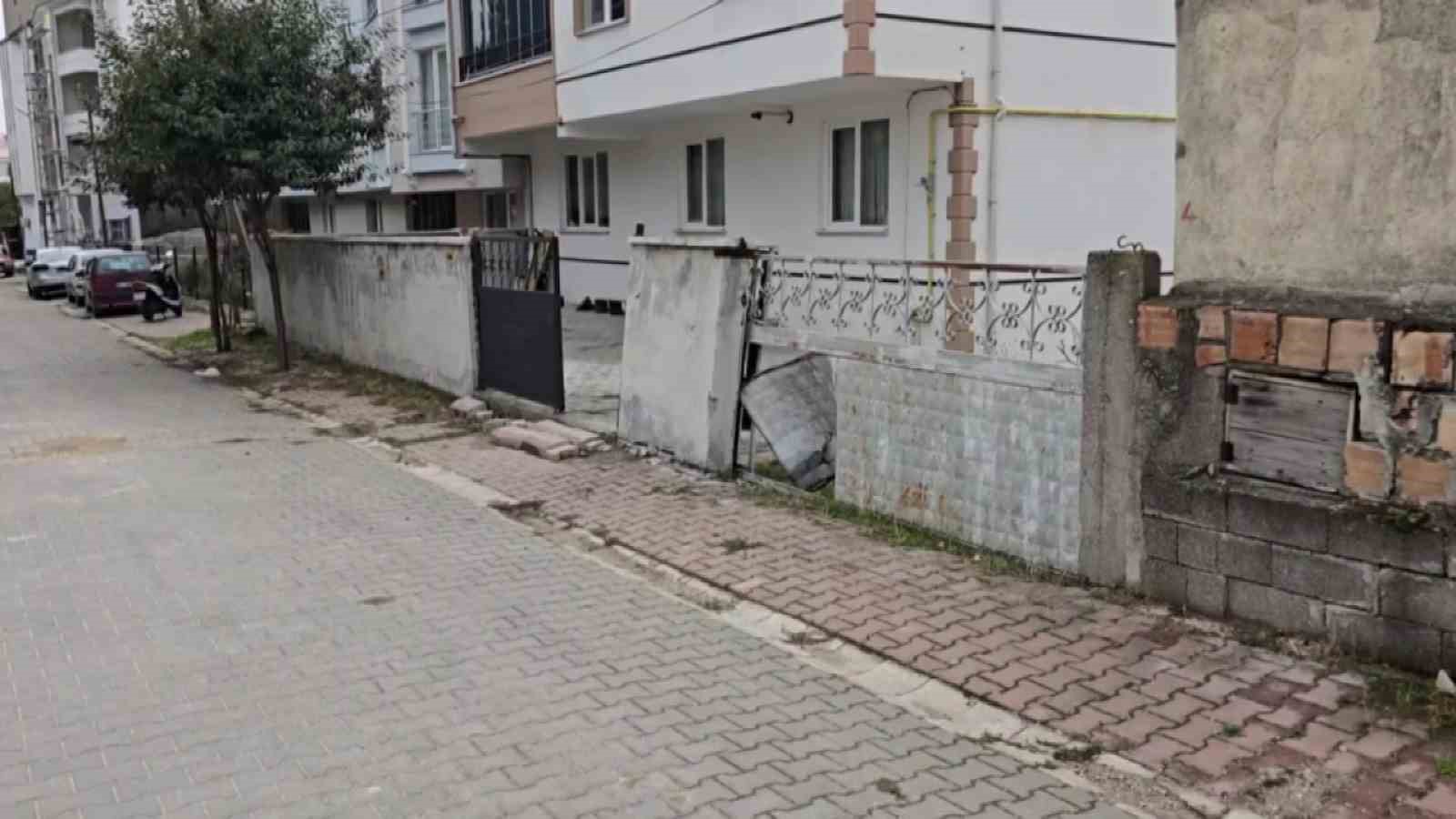 park-edilen-romorklar-hareketlenip-duvara-carpti