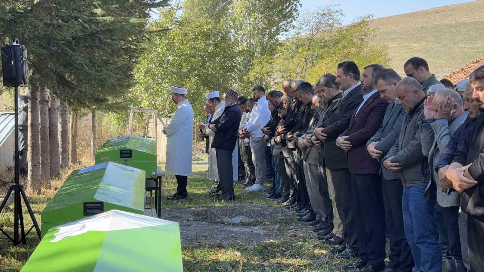pazardan-mezara-3-kardes-ve-enisteleri-yan-yana-defnedildi