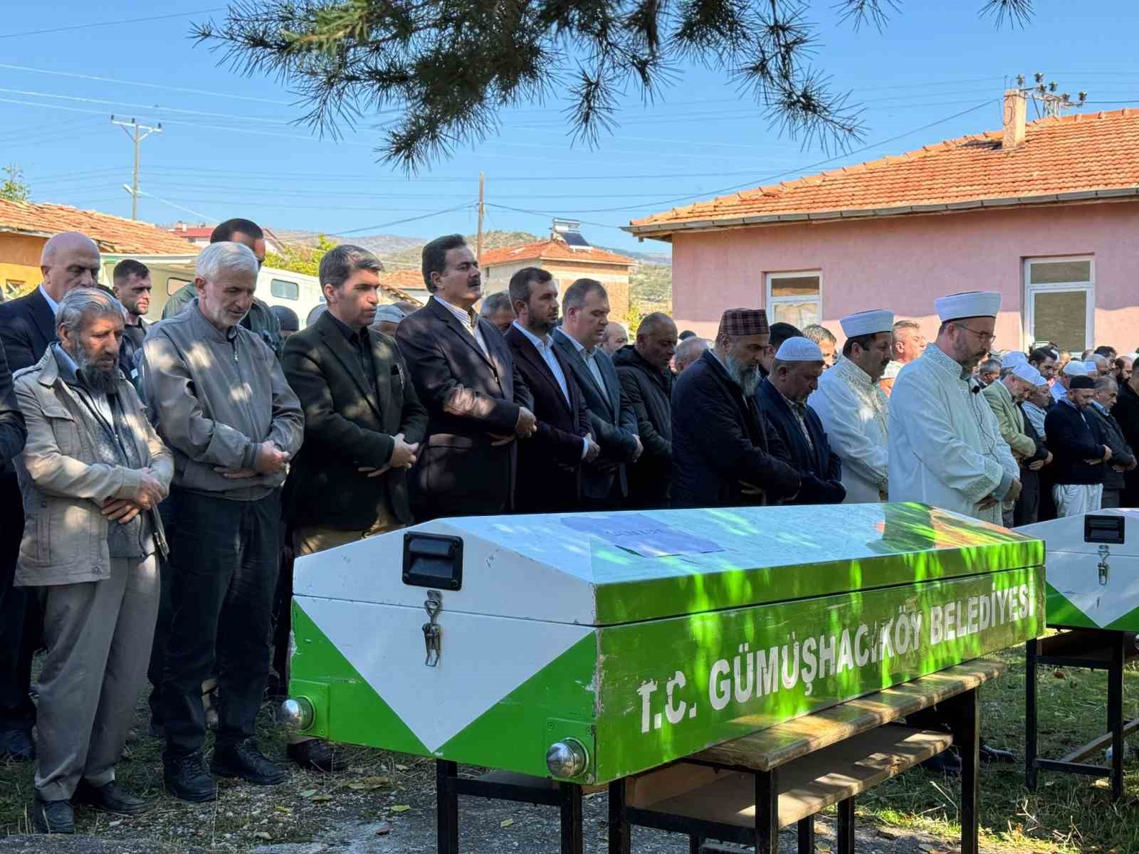 pazardan-mezara-3-kardes-ve-enisteleri-yan-yana-defnedildi