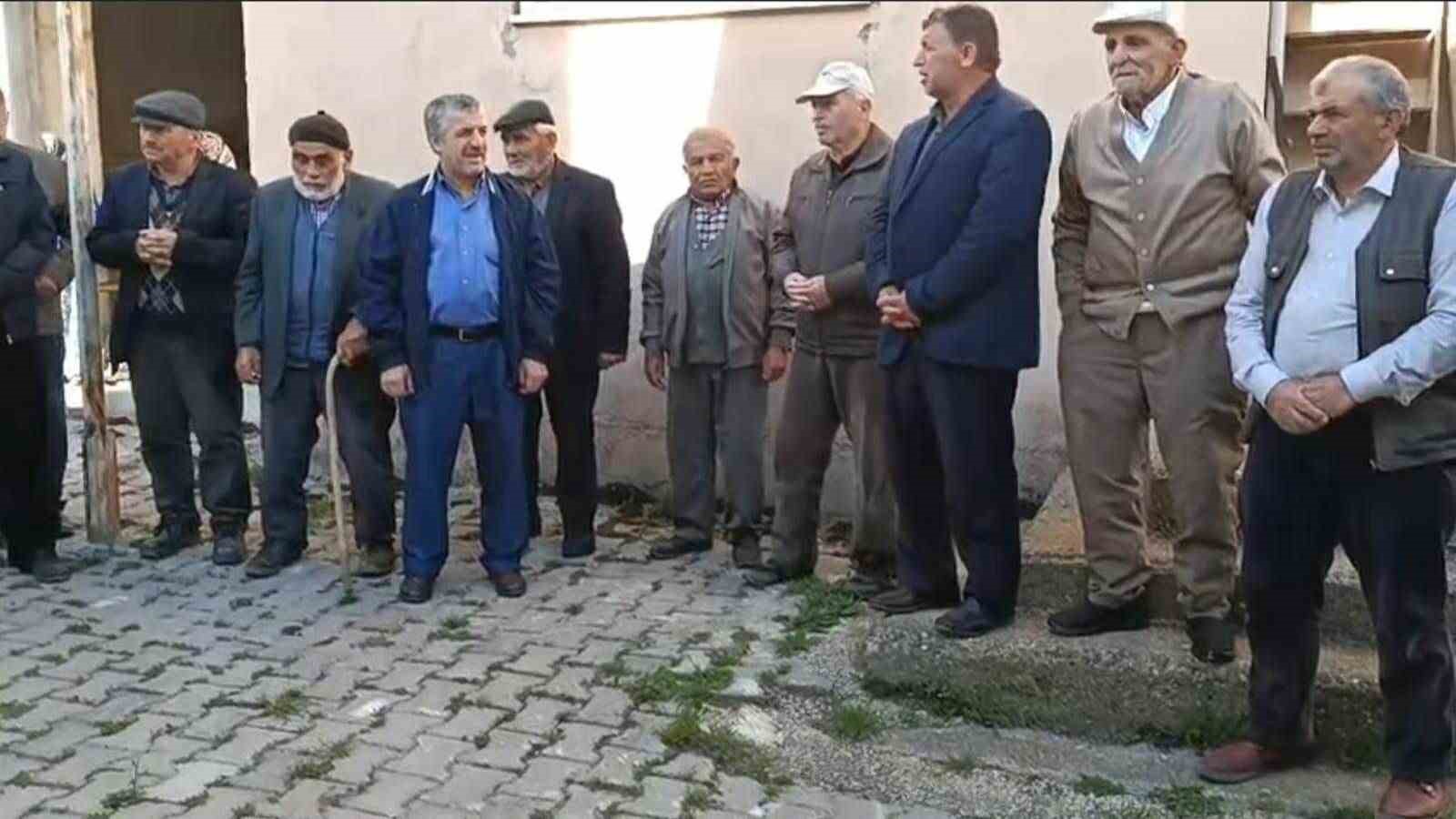 pazardan-mezara-3-kardes-ve-enisteleri-yan-yana-defnedildi