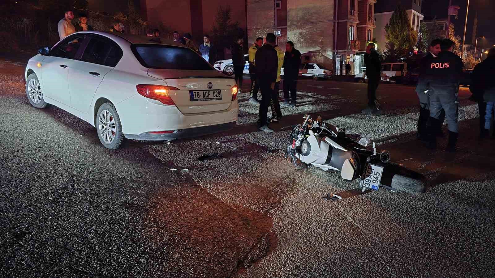 polisten-kacan-motosiklet-otomobile-carpti-2-yarali