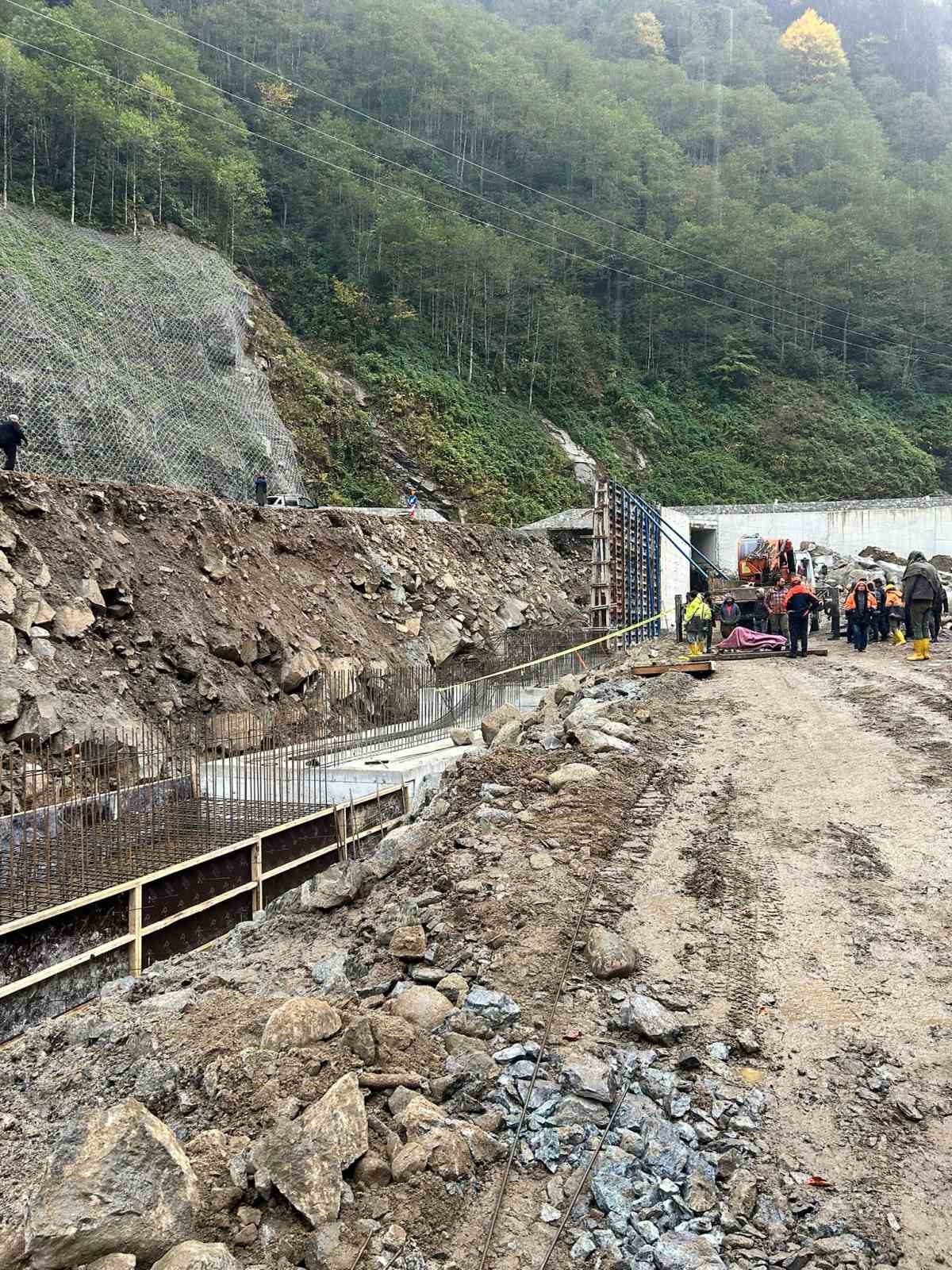 rizede-duvar-insaatinda-kalip-coktu-5-isci-yarali