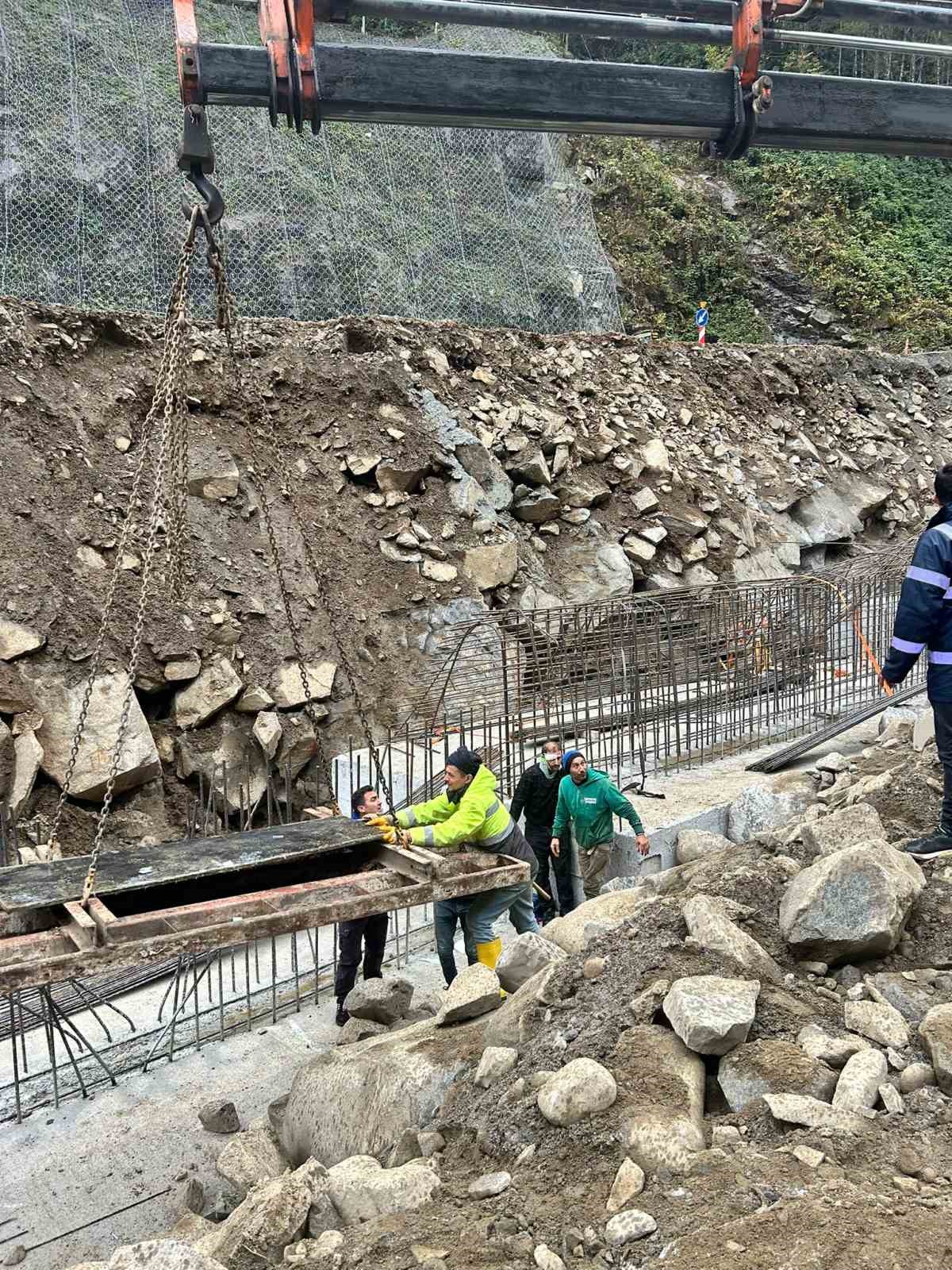 rizede-duvar-insaatinda-kalip-coktu-5-isci-yarali