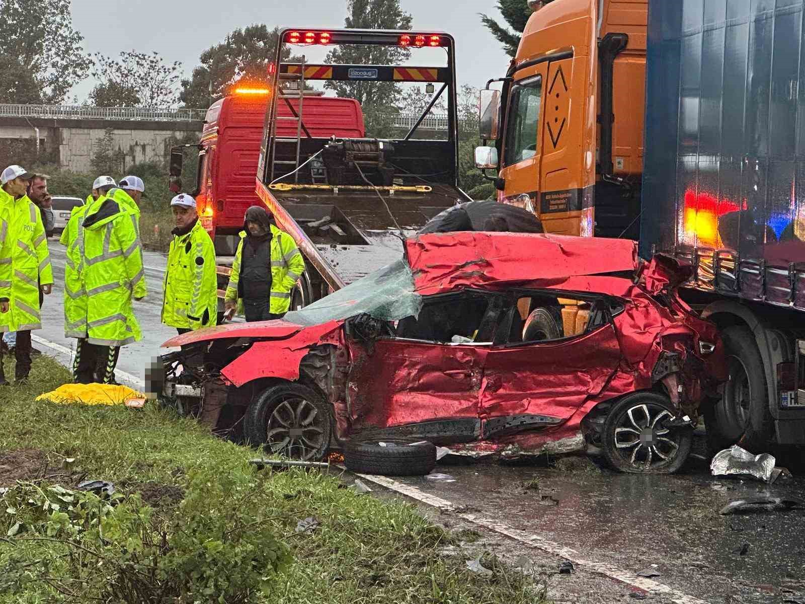 rizede-feci-kaza-otomobil-tirin-dorsesine-carpti-3-kisi-hayatini-kaybetti