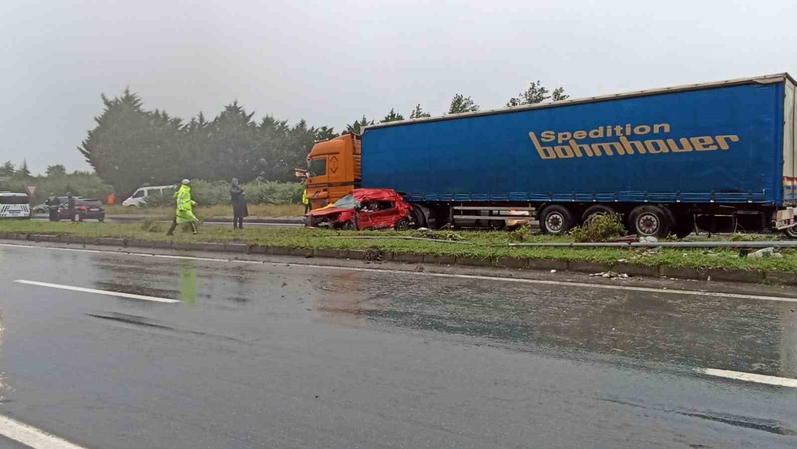 rizede-feci-kaza-otomobil-tirin-dorsesine-carpti-3-kisi-hayatini-kaybetti