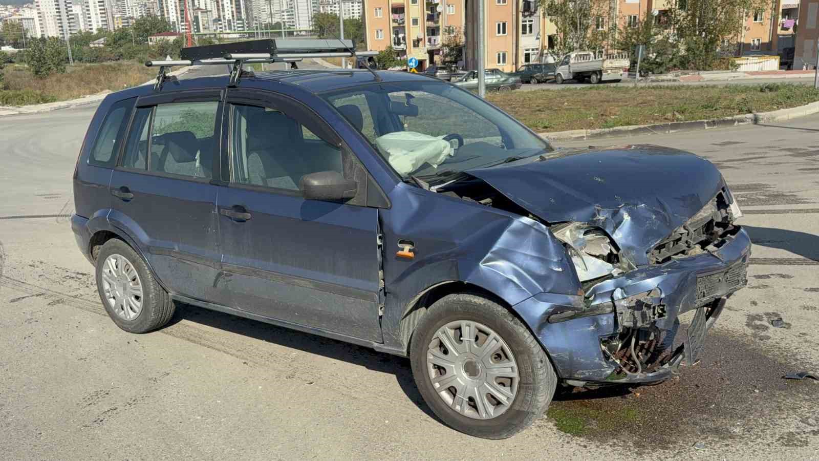 samsunda-2-otomobil-carpisti-2-yarali