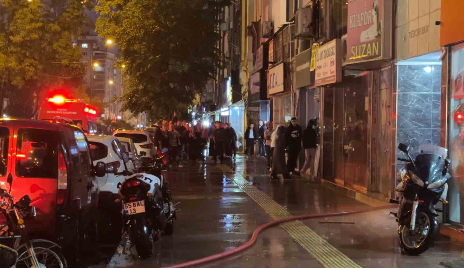 samsunda-9-katli-binanin-cati-katinda-yangin