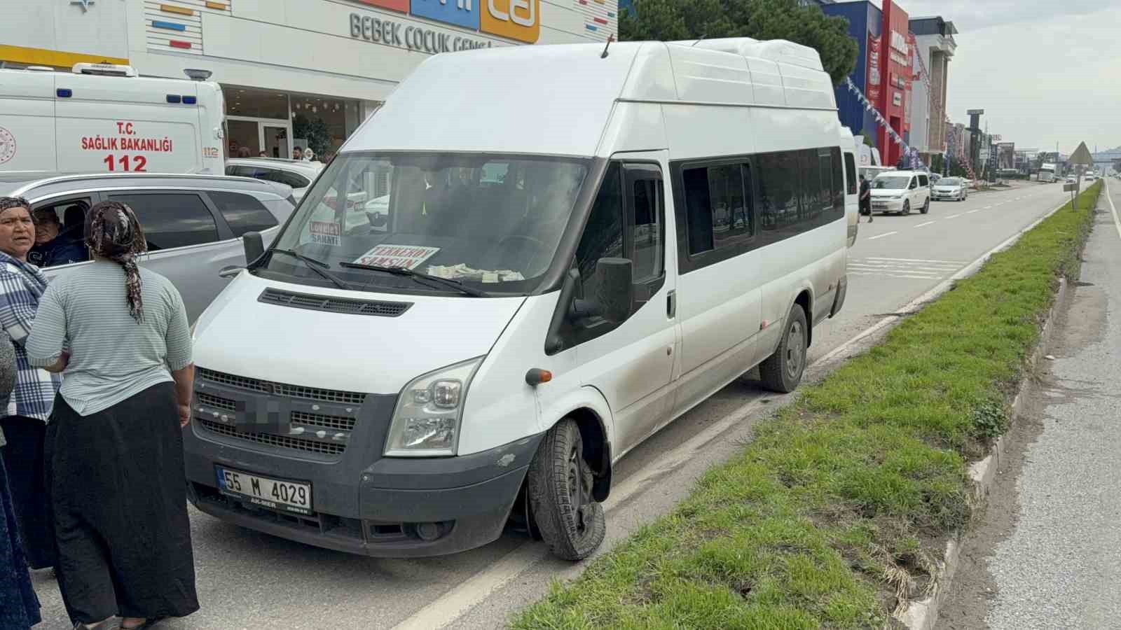 samsunda-dolmus-minibus-kaldirima-carpti-2-yarali