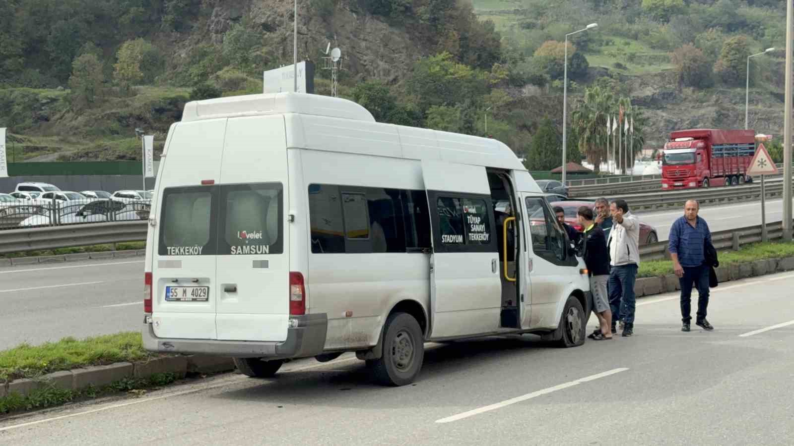 samsunda-dolmus-minibus-kaldirima-carpti-2-yarali