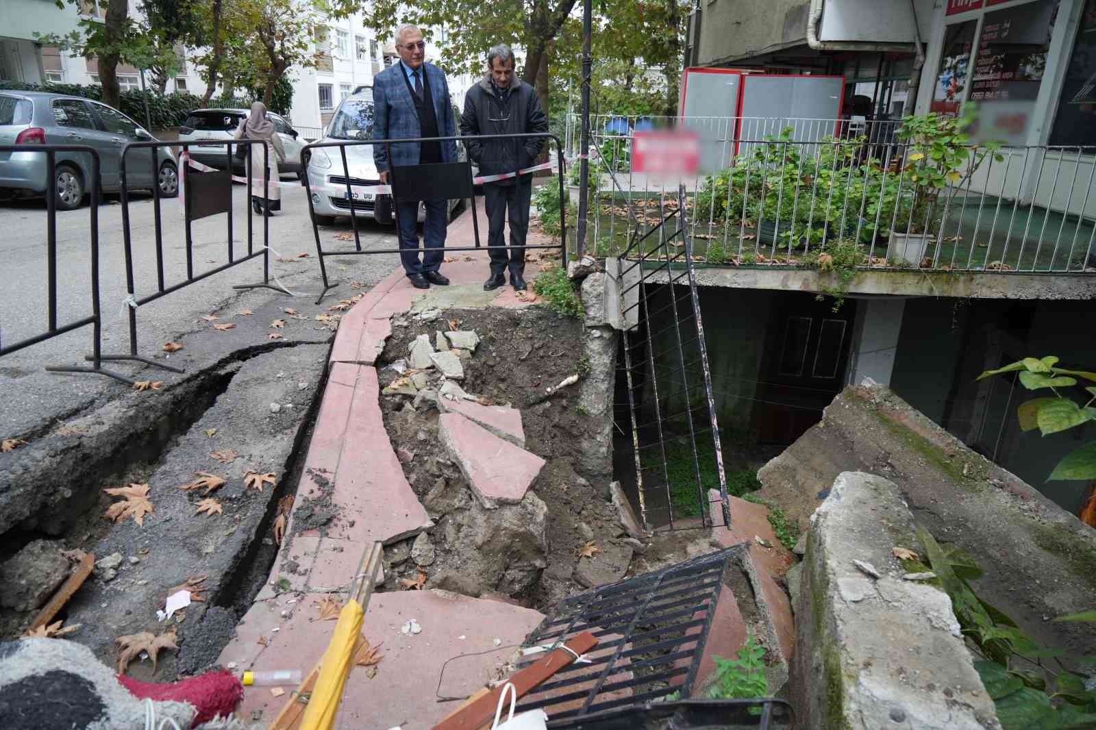 samsunda-istinat-duvari-ve-kaldirim-coktu-dukkan-ve-bodrum-kat-kullanilamaz-hale-geldi