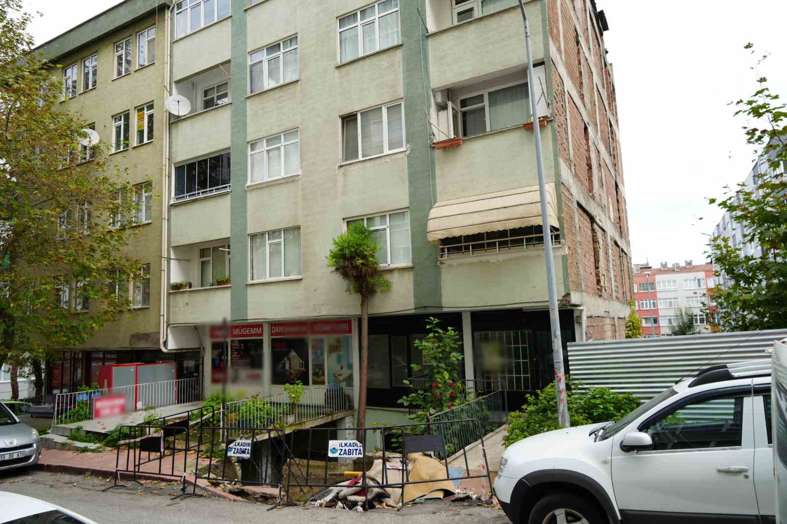 samsunda-istinat-duvari-ve-kaldirim-coktu-dukkan-ve-bodrum-kat-kullanilamaz-hale-geldi