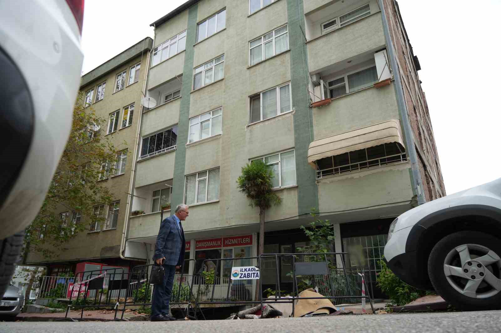 samsunda-istinat-duvari-ve-kaldirim-coktu-dukkan-ve-bodrum-kat-kullanilamaz-hale-geldi