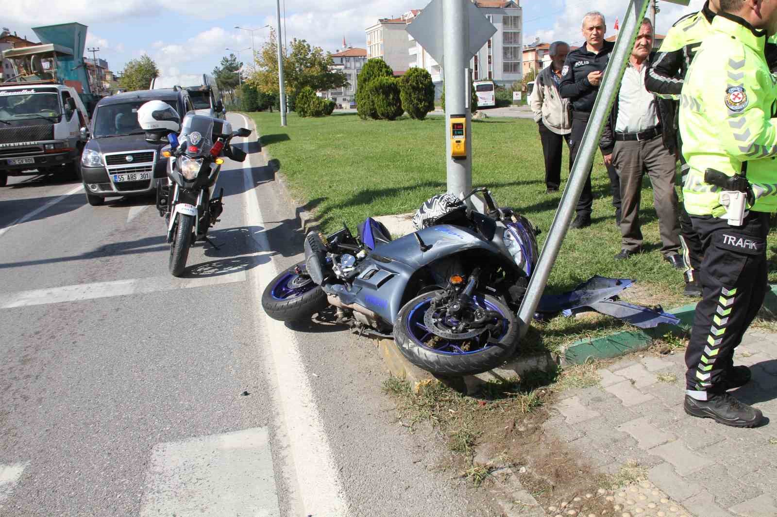 samsunda-otomobil-ile-motosiklet-carpisti-2-yarali