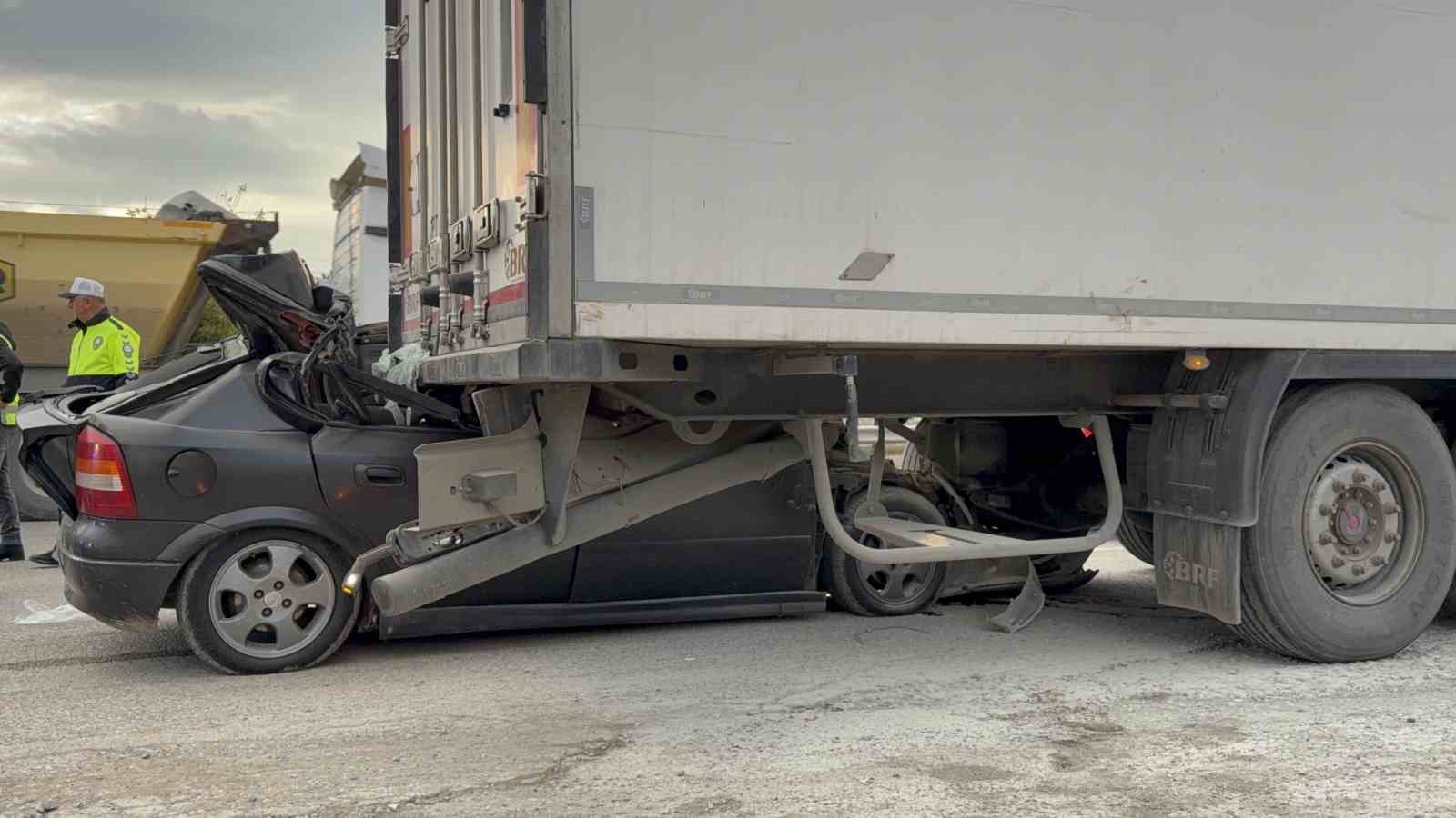 samsunda-otomobil-tirin-altina-girdi-23-yasindaki-surucu-hayatini-kaybetti