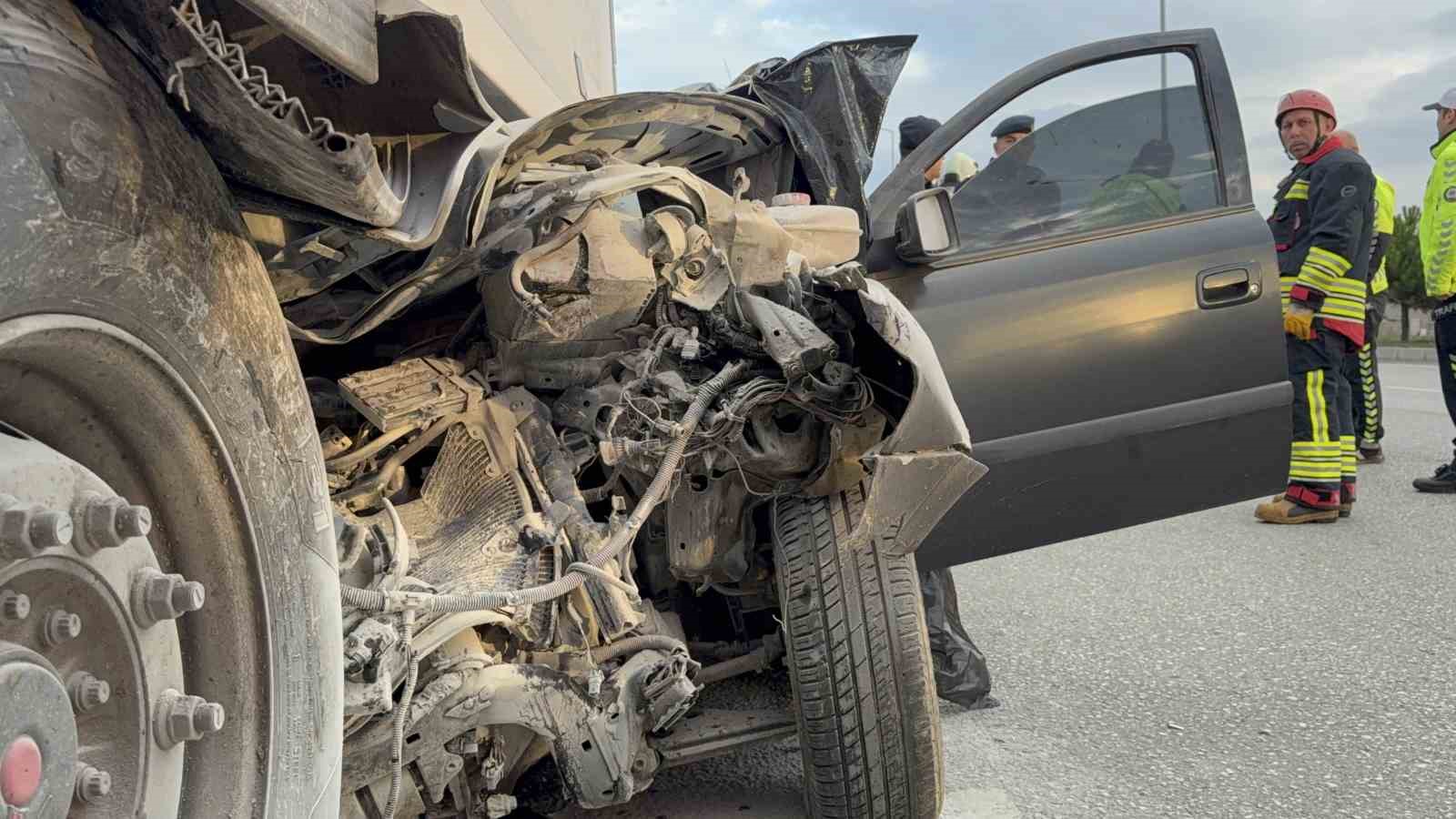 samsunda-otomobil-tirin-altina-girdi-23-yasindaki-surucu-hayatini-kaybetti