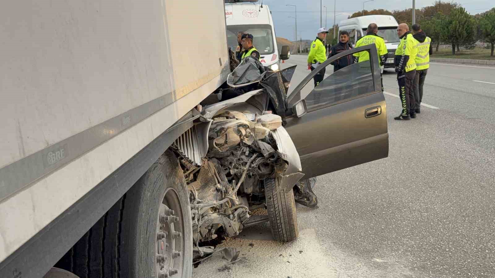 samsunda-otomobil-tirin-altina-girdi-23-yasindaki-surucu-hayatini-kaybetti