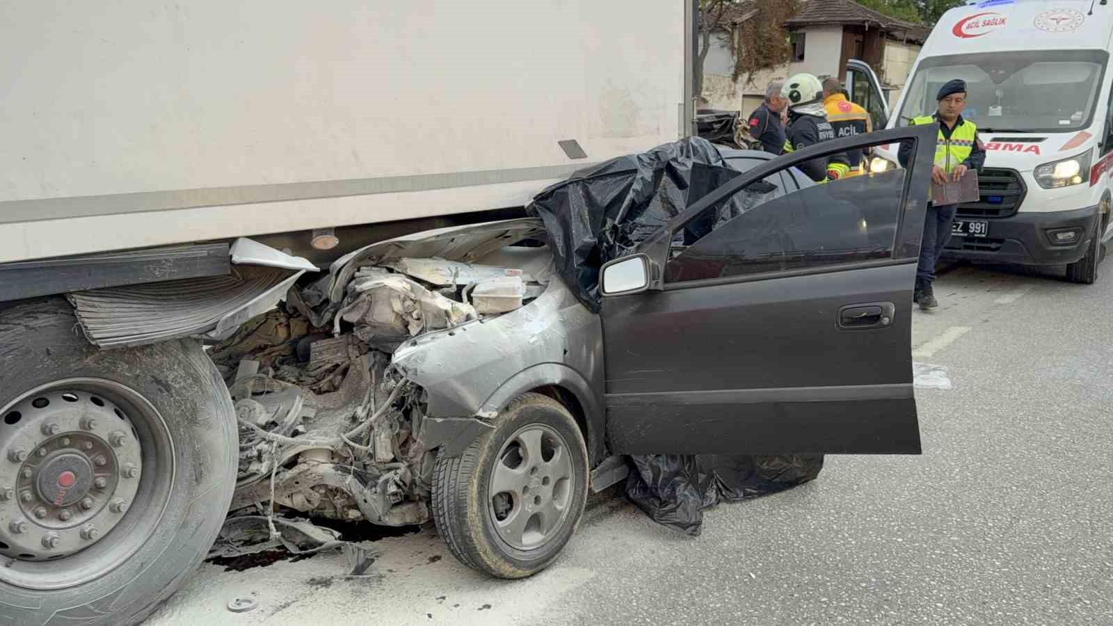 samsunda-otomobil-tirin-altina-girdi-23-yasindaki-surucu-hayatini-kaybetti