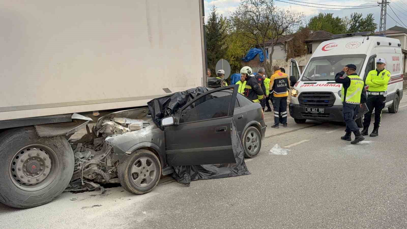 samsunda-otomobil-tirin-altina-girdi-23-yasindaki-surucu-hayatini-kaybetti