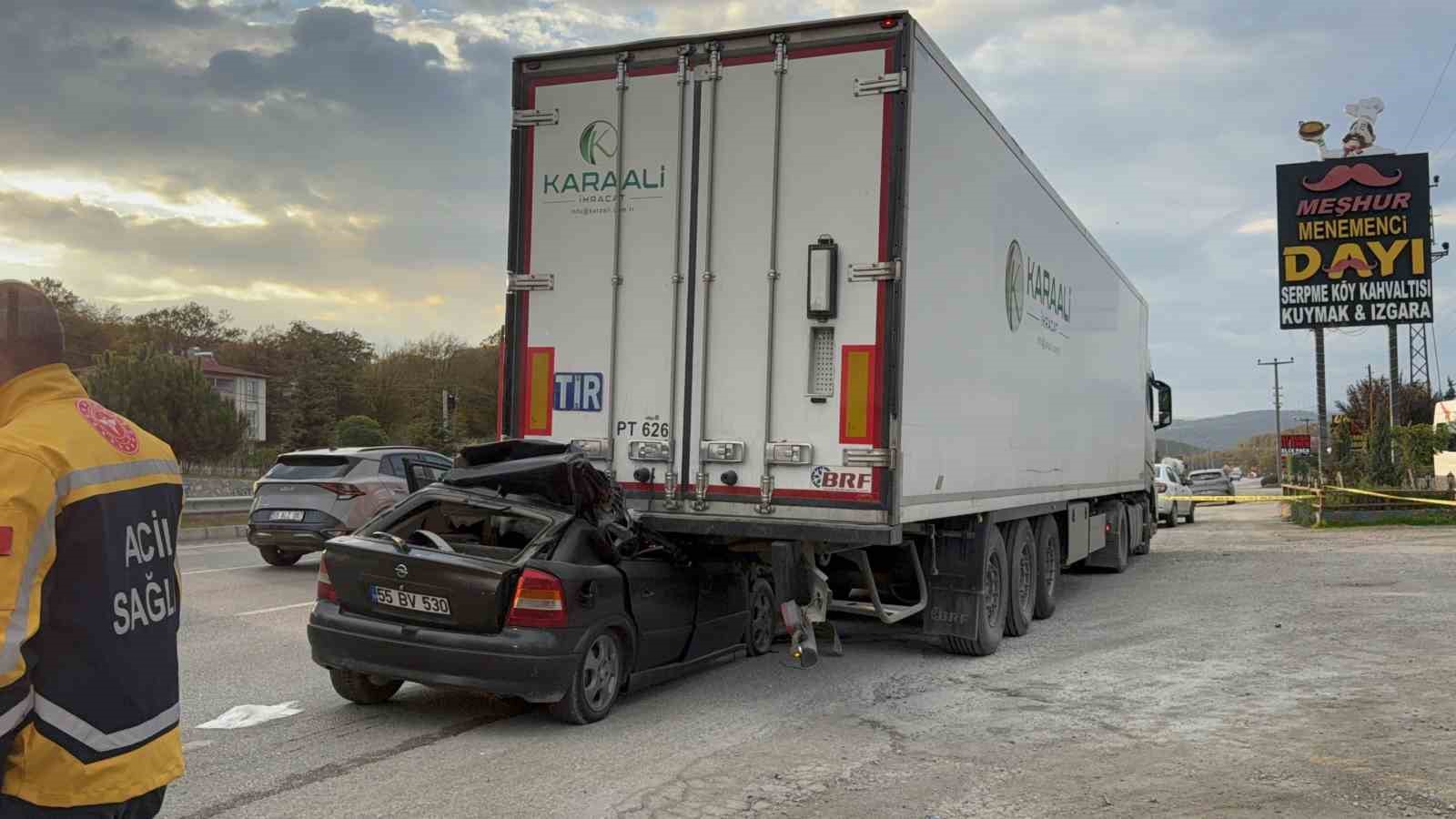 samsunda-otomobil-tirin-altina-girdi-23-yasindaki-surucu-hayatini-kaybetti