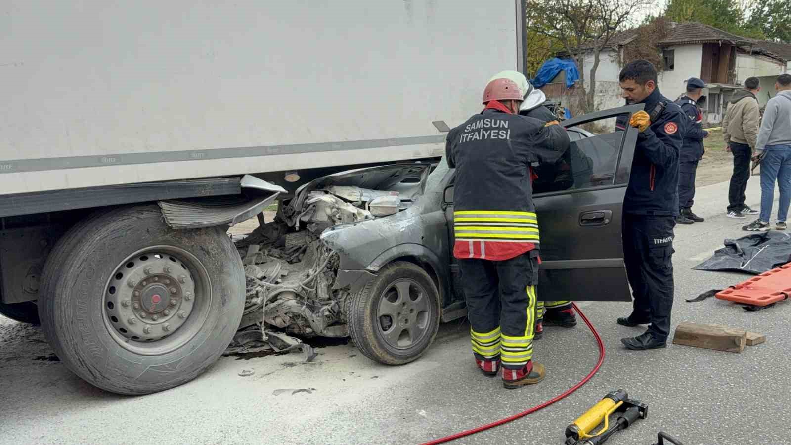 samsunda-otomobil-tirin-altina-girdi-23-yasindaki-surucu-hayatini-kaybetti