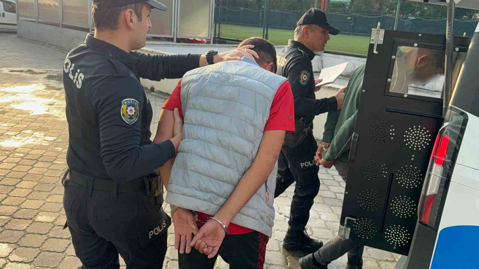 samsunda-zorla-gul-satmak-isteyen-2-kisi-olay-cikartinca-tutuklandi