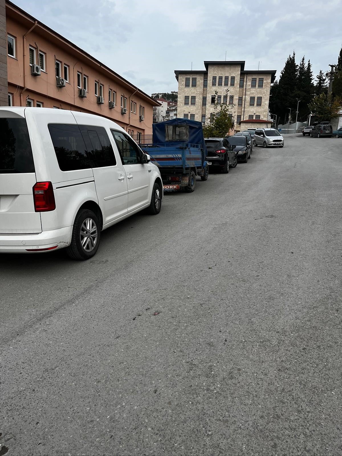 sanayi-icinde-kuralsiz-park-eden-araclar-cekiliyor