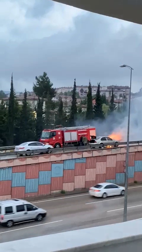 seyir-halindeki-otomobilin-motor-kismi-alev-aldi