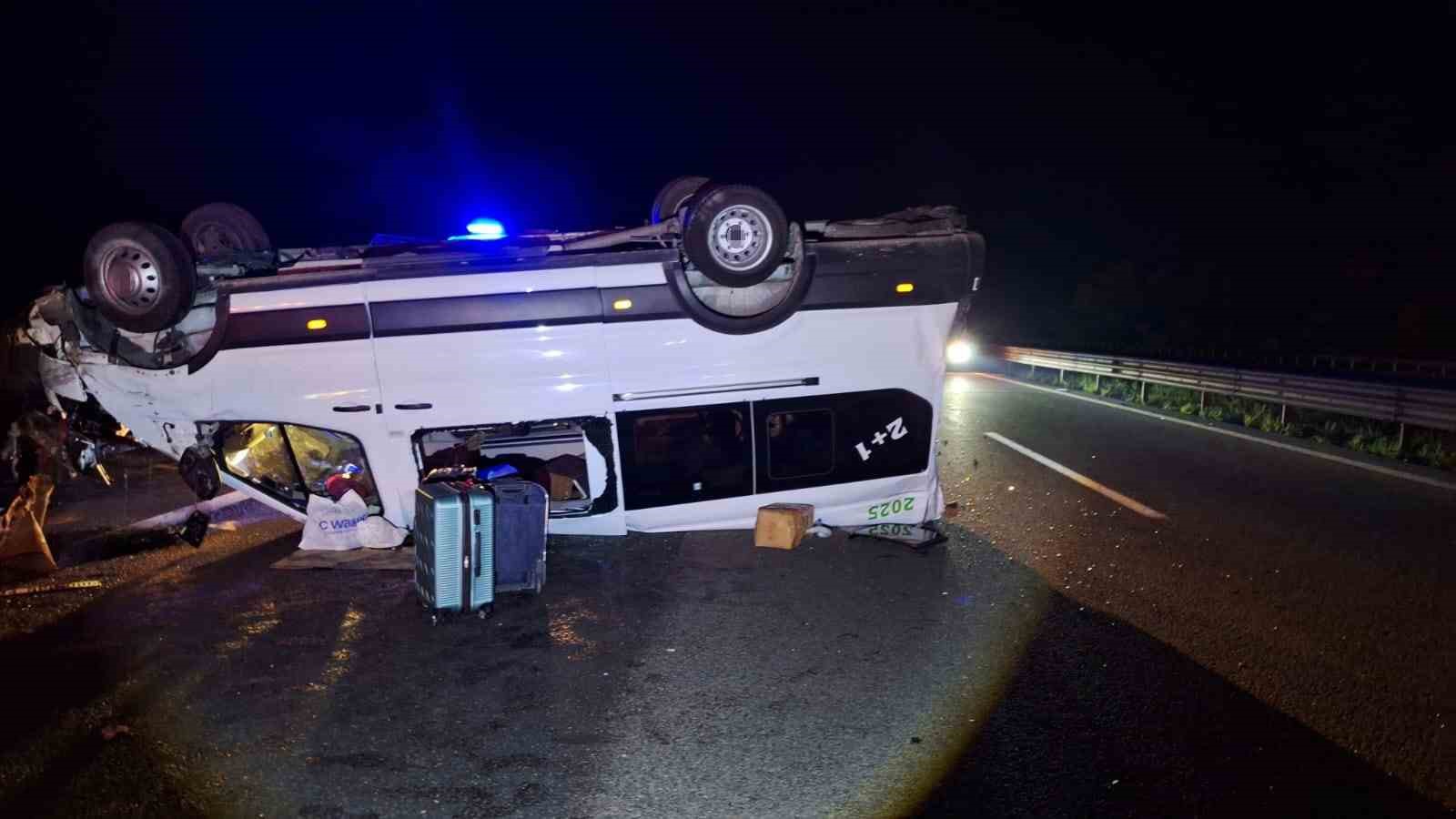tem-otoyolunda-bariyerlere-carpan-minibus-ters-dondu-4-yarali