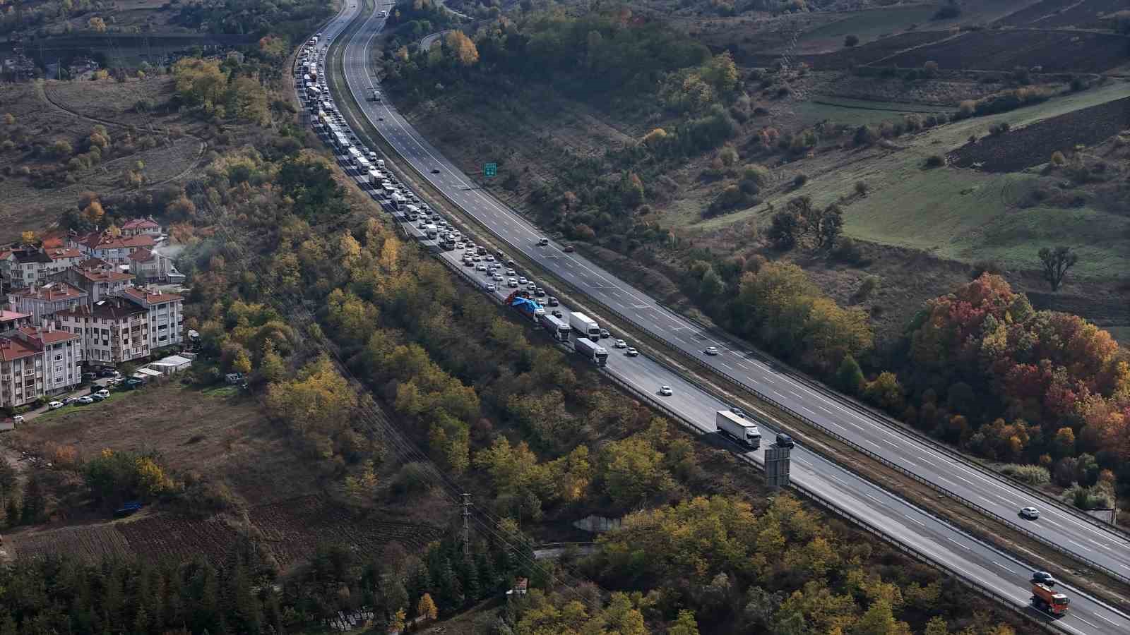 tem-otoyolunda-iki-tir-carpisti-1-yarali