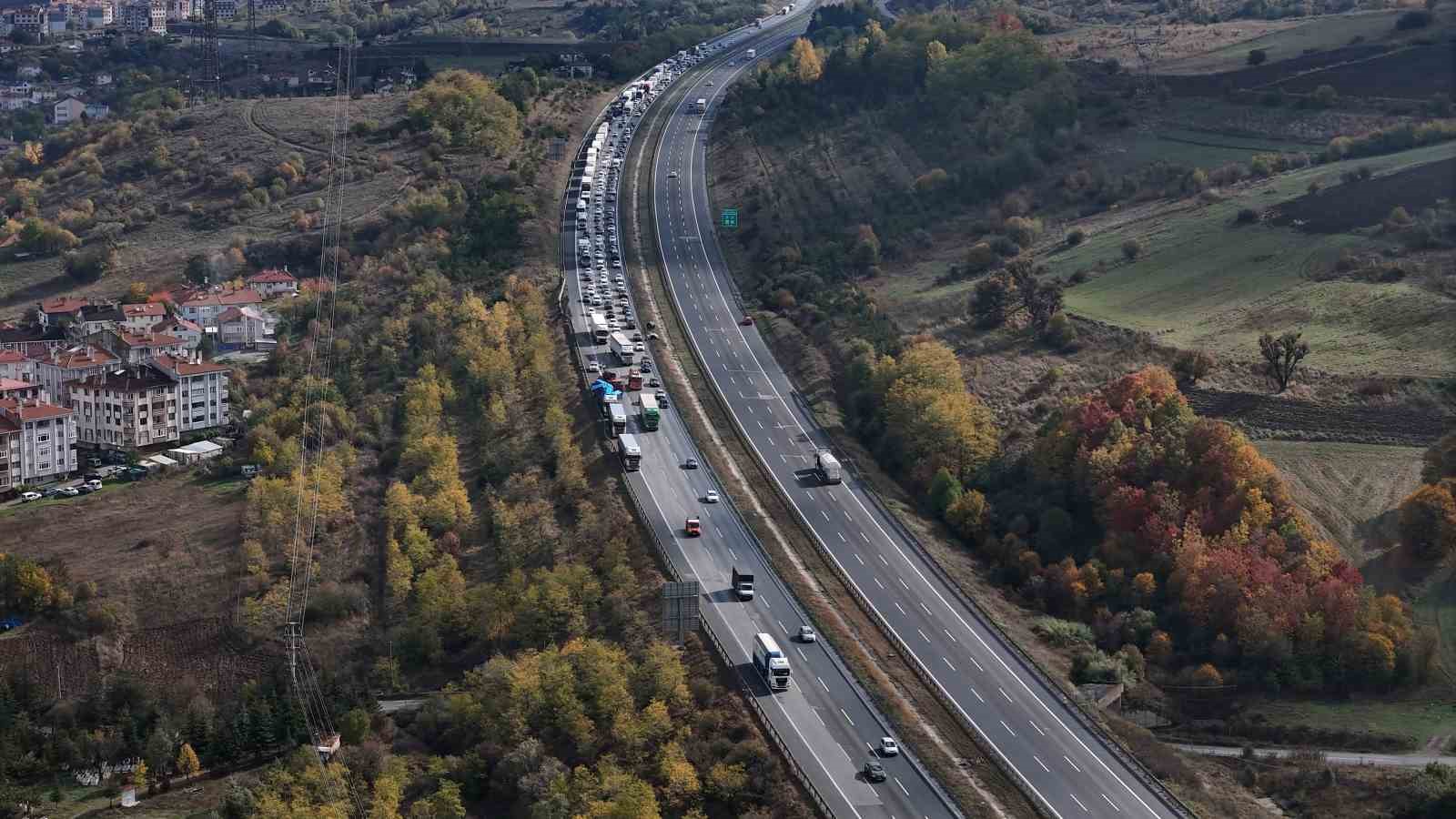 tem-otoyolunda-iki-tir-carpisti-1-yarali