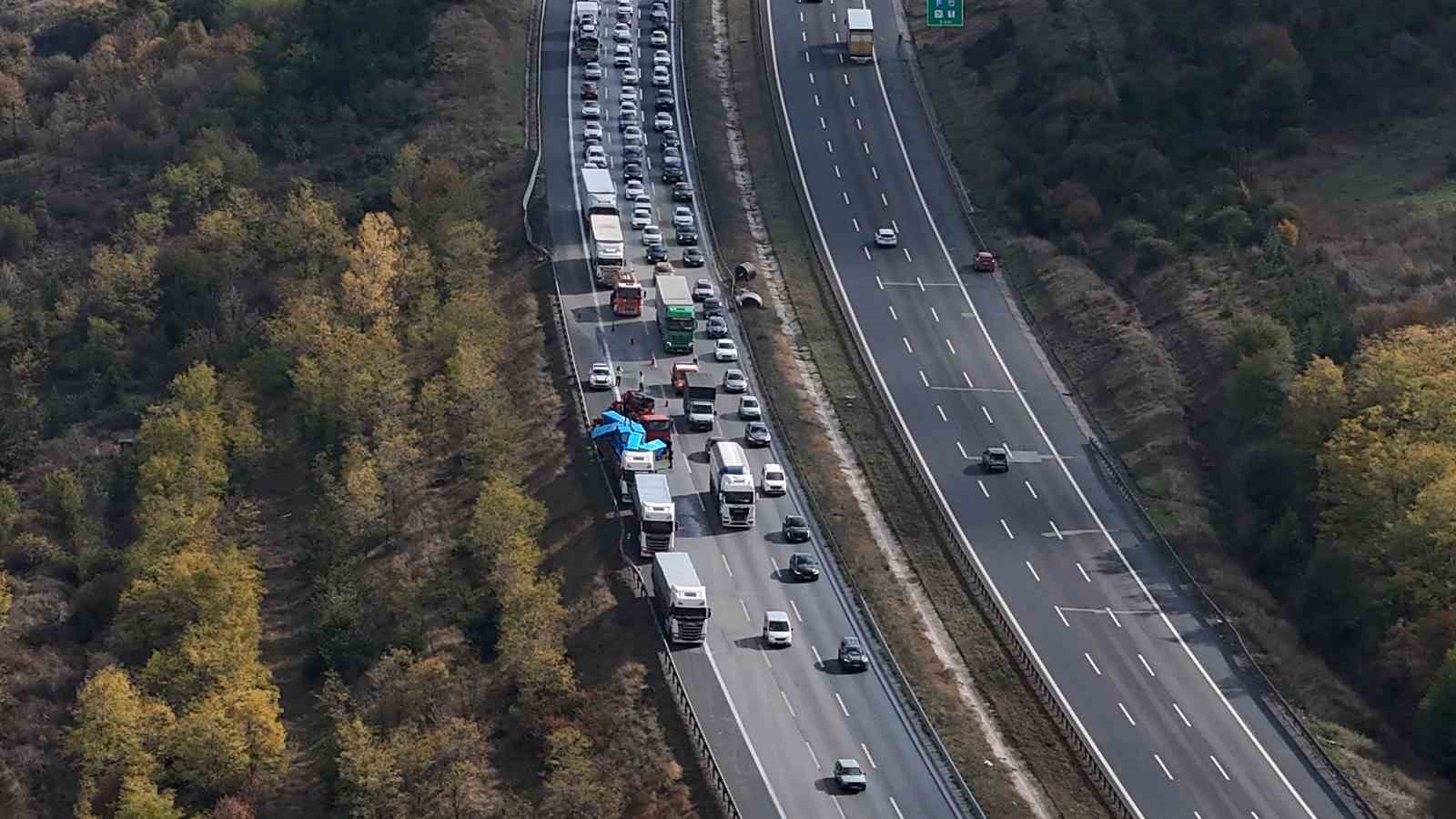 tem-otoyolunda-iki-tir-carpisti-1-yarali
