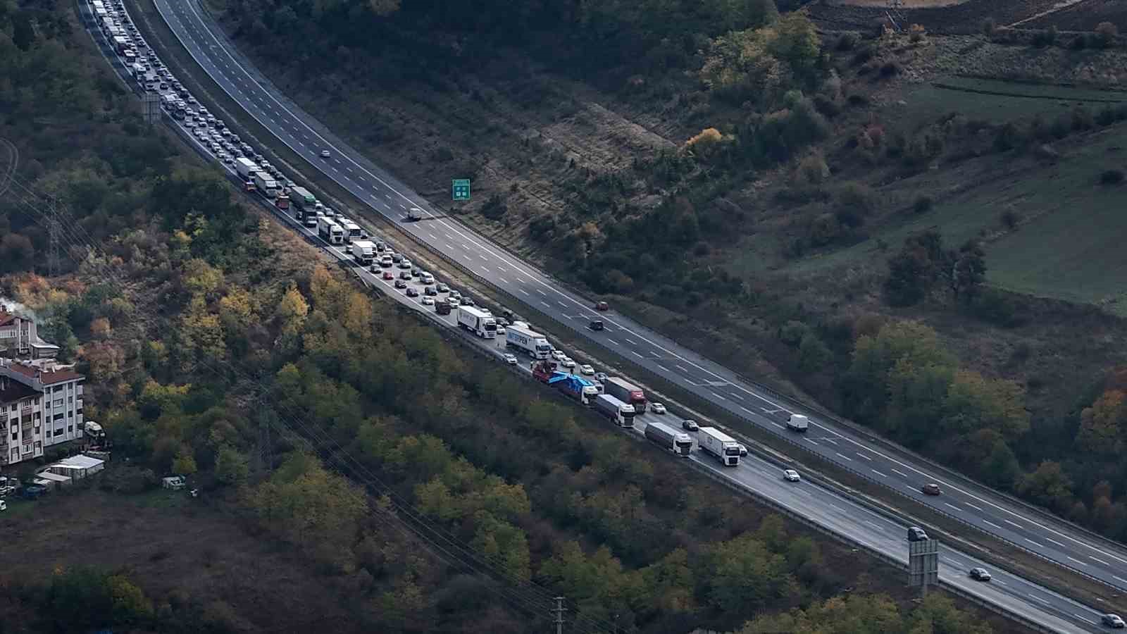 tem-otoyolunda-iki-tir-carpisti-1-yarali
