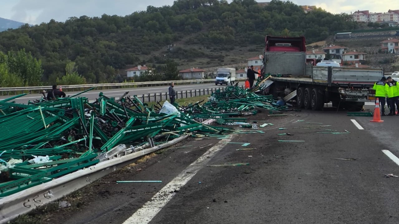 temde-bariyerlere-carpan-tirin-dorsesindeki-demir-profiller-yola-sacildi-1-yarali